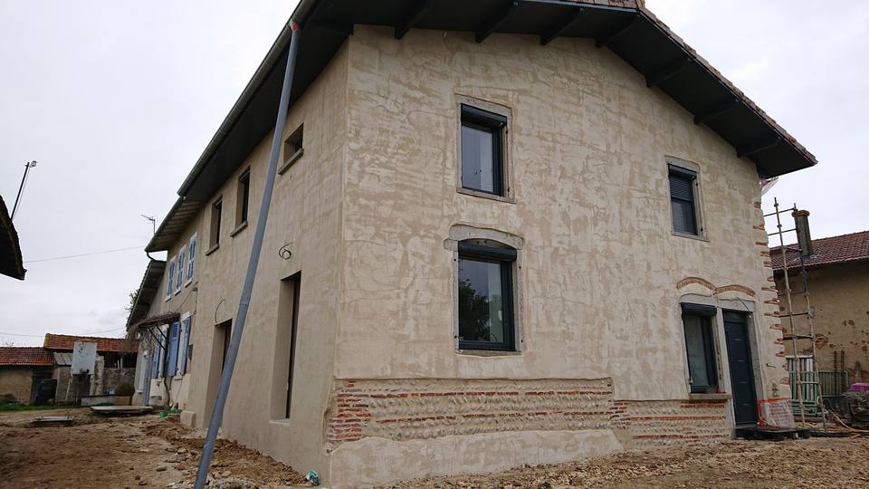 Façade ancienne pendant la reprise de l’enduit.