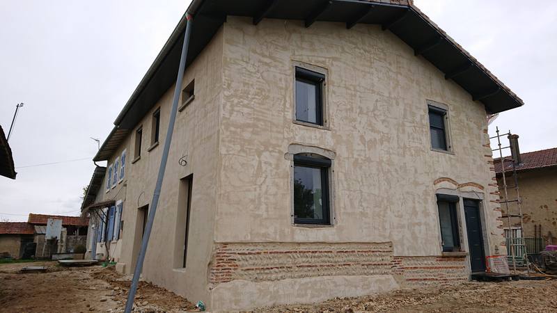 Maison ancienne pendant la rénovation de sa façade