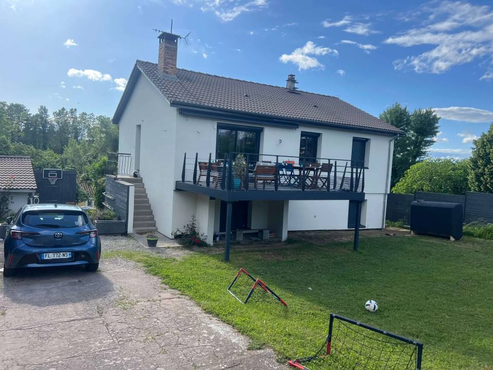 Maison isolée par l’extérieur à Lissieu, façade blanche et terrasse