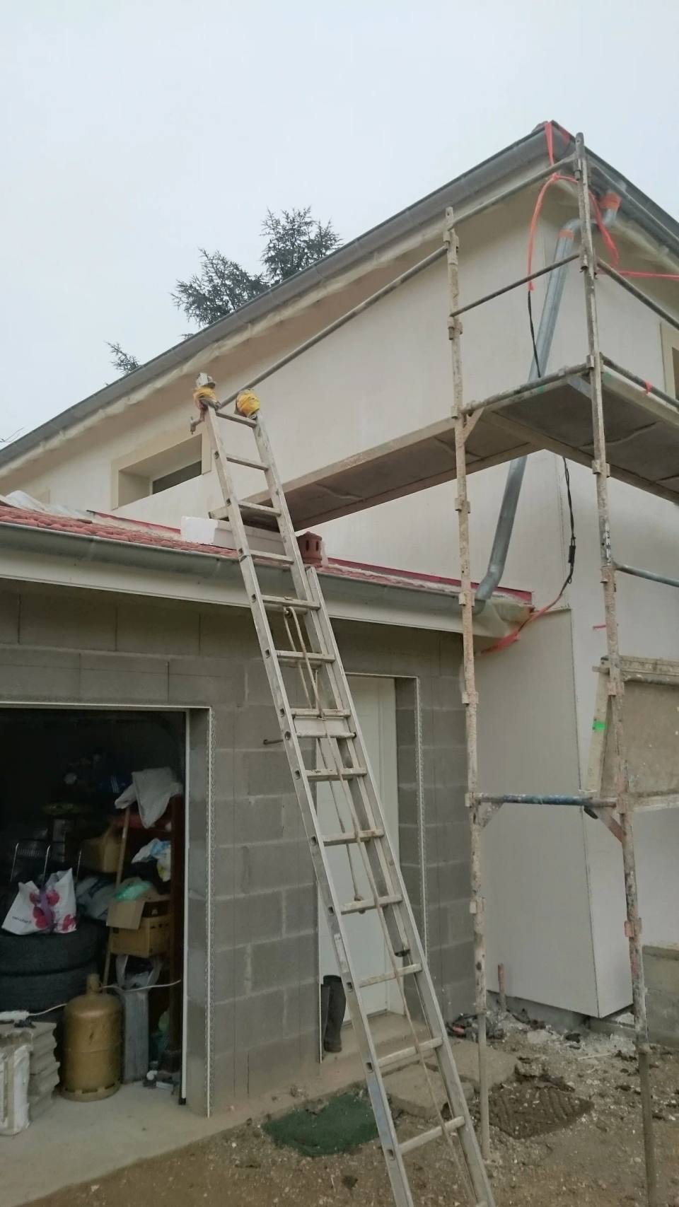 Angle de maison habillé de panneaux isolants au-dessus d’un garage