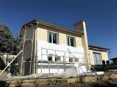 Isolation d’un pavillon en cours : panneaux blancs posés en bas de façade
