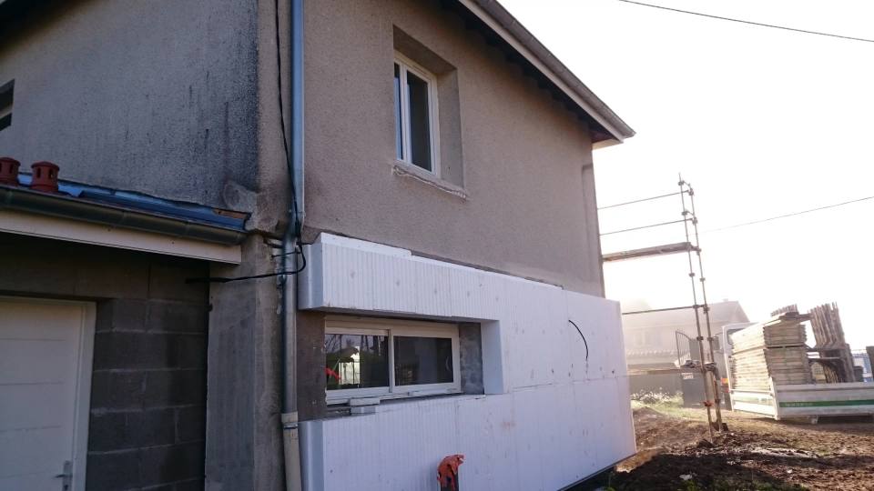 Panneaux isolants posés en rez-de-chaussée, autour d’une fenêtre