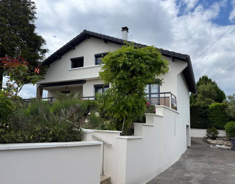 Maison blanche sur un jardin en terrasses, murets enduits