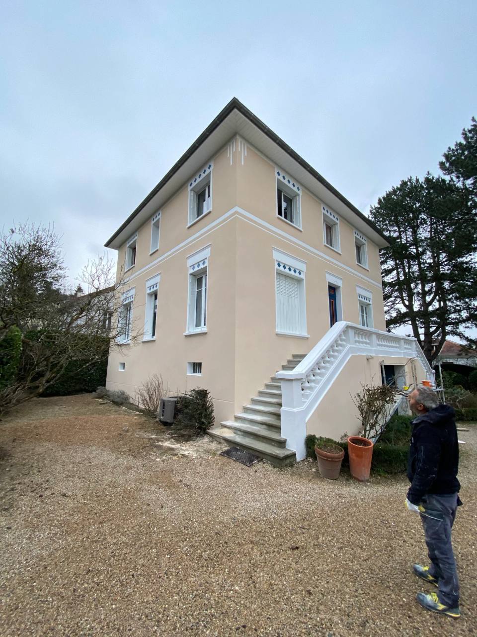 Grande maison bourgeoise ravalée, enduit crème et escalier à double volée