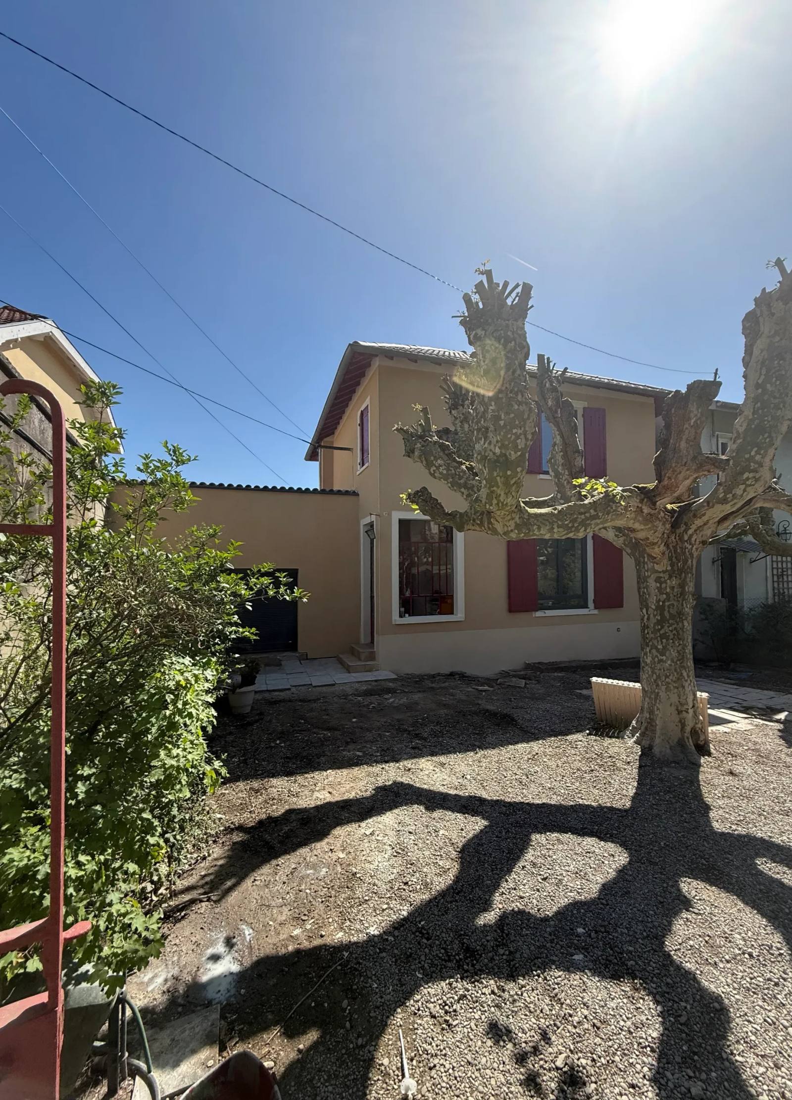 Maison ocre — Enduit ocre chaud, volets rouges, réalisée par Cavieux Façades