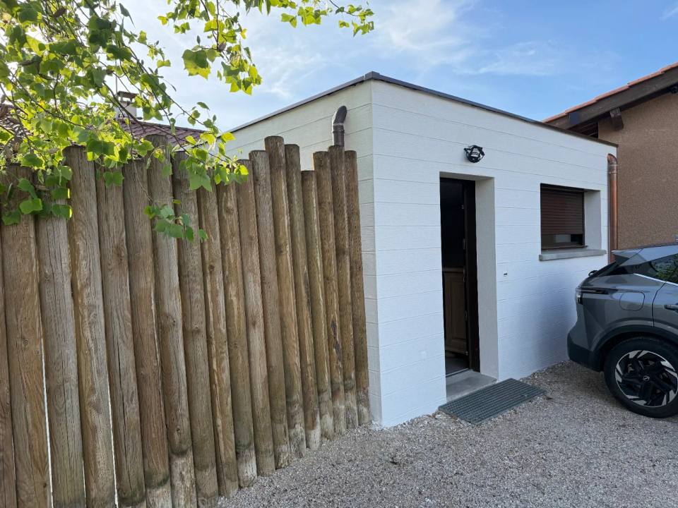 Annexe en enduit matricé façon lames de bois, teinte blanche