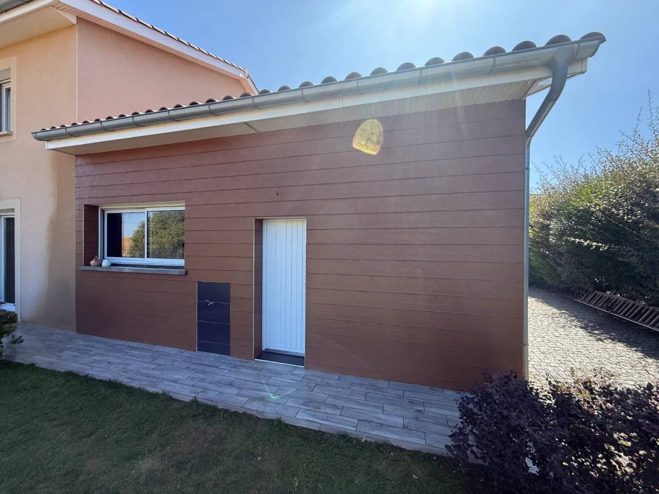 Extension de maison en enduit matricé façon bardage bois, teinte acajou
