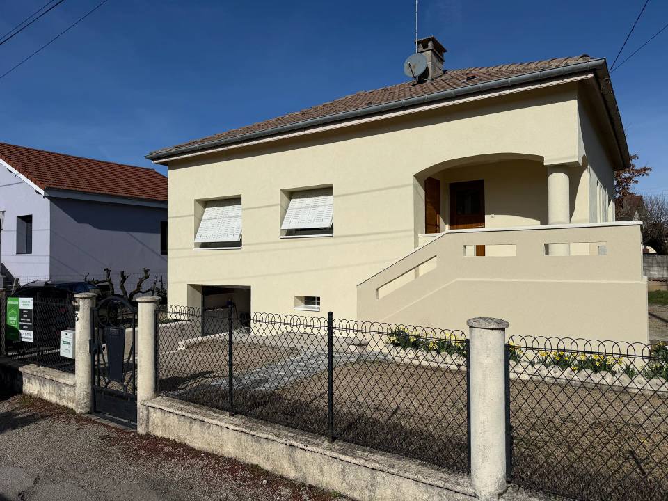 Ravalement complet, escalier et balustrade enduits.